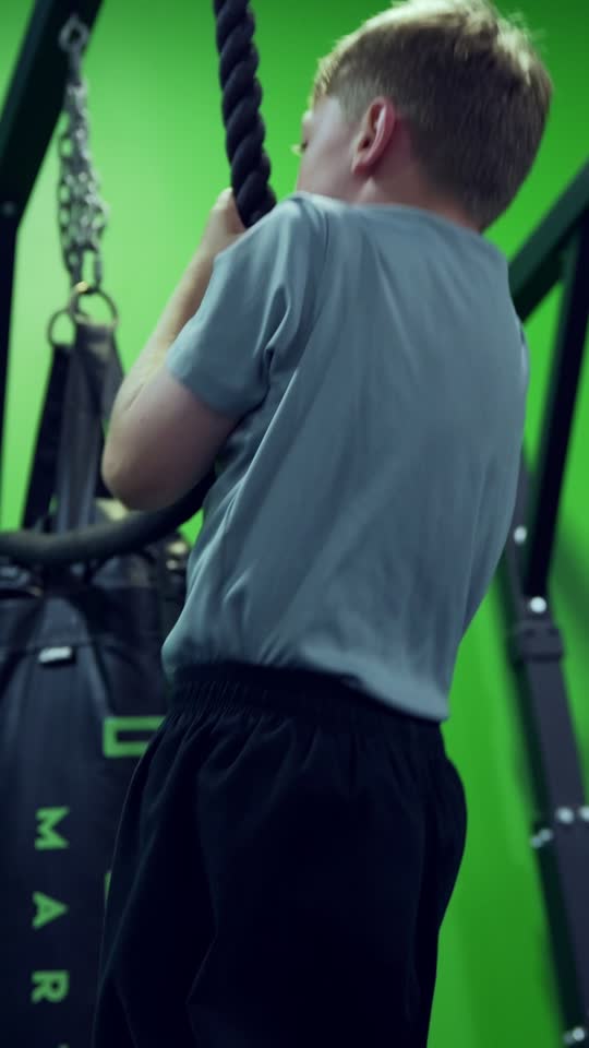 Una persona entrenando con una cuerda en el gimnasio